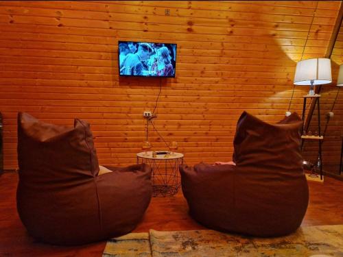 Una televisión o centro de entretenimiento en Ramanati