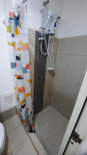 Bilik mandi di Smdc Wind Marcelle's Place Cool Suites