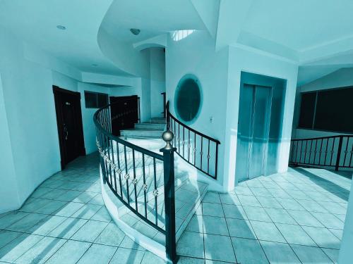 a staircase in a building with blue walls at Departamento Casco Centrico con Garage in Loja