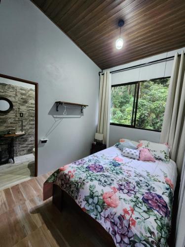 Postel nebo postele na pokoji v ubytování Montana Log Cabin
