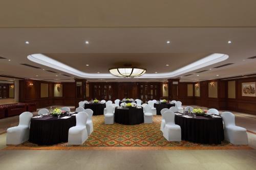 Un restaurante u otro lugar para comer en Sheraton New Delhi Hotel