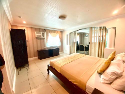 a bedroom with a large bed in a room at Hotel Euroasia By BLUEBOOKERS in Angeles