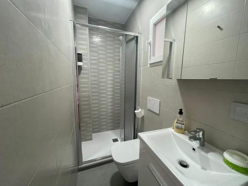 a bathroom with a toilet and a sink and a shower at Mero Habitaciones in Cabo de Palos