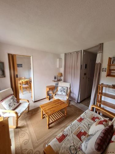 un salon avec un lit, un canapé et une table dans l'établissement appartement montagne la vallée verte cœur station Hirmentaz, à Bellevaux