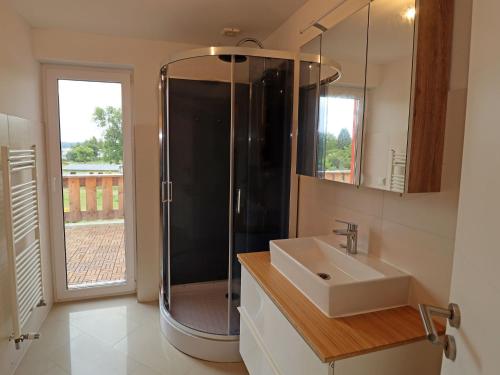 Ένα μπάνιο στο Ferienhaus Seeluft in Klein Labenz