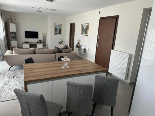 Poly's Home 2