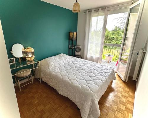 a bedroom with a white bed and a blue wall at Superbe, 3 chambres, au calme, parkings in Décines-Charpieu