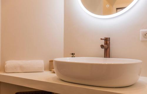 La salle de bains est pourvue d'un grand lavabo blanc sur un comptoir. dans l'établissement 65m2 Cosy 2 chambres - 10mn palais & plages, à Cannes