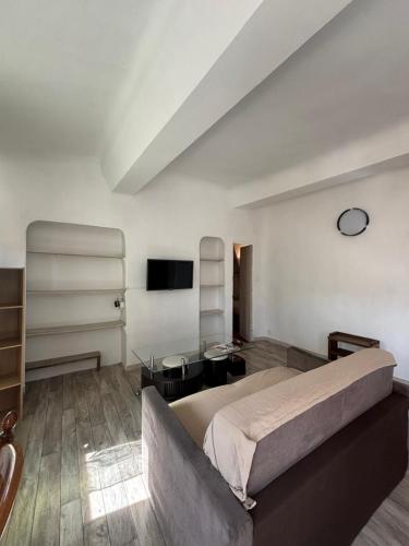- une chambre avec un grand lit et une télévision à écran plat dans l'établissement Le Matheron, à Aix-en-Provence