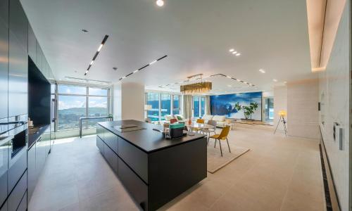 cocina y sala de estar con mesa y sillas en Busan Station BOOKING THE BAY en Busan