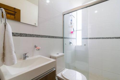 a white bathroom with a sink and a toilet at Casa para grupos grandes por el ITESO in Guadalajara