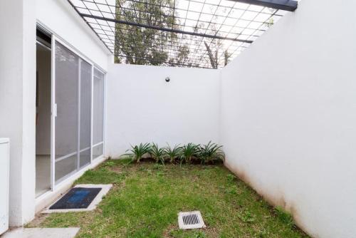 a courtyard with grass and plants in a building at Casa para grupos grandes por el ITESO in Guadalajara