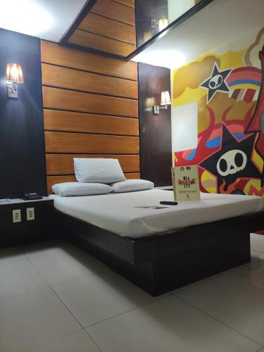 una habitación con 2 camas con un cartel. en Harts Hotel-Quezon City, en Manila