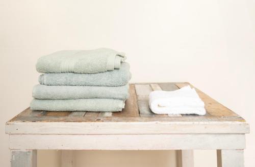 une pile de serviettes sur une table en bois dans l'établissement CENTRAL 55m2 - 4 PERSONNES - COSY - PROCHE NAUSICAA, à Boulogne-sur-Mer