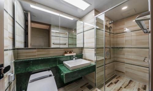 a bathroom with a sink and a mirror at Busan Station BOOKING THE BAY in Busan