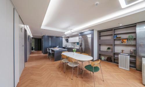 a kitchen and dining room with a table and chairs at Busan Station BOOKING THE BAY in Busan