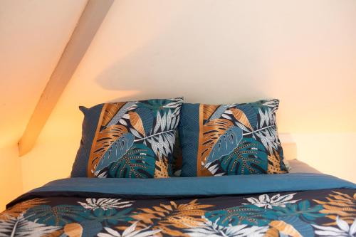 un lit avec deux oreillers dessus dans l'établissement CENTRAL 55m2 - 4 PERSONNES - COSY - PROCHE NAUSICAA, à Boulogne-sur-Mer