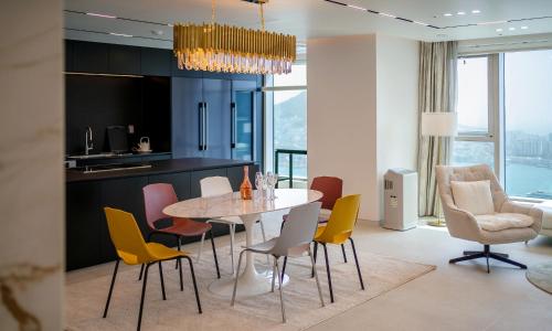 a kitchen and dining room with a table and chairs at Busan Station BOOKING THE BAY in Busan