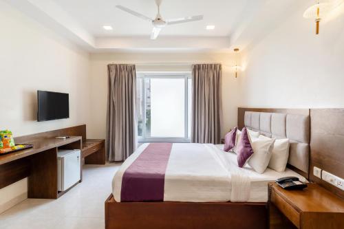 una habitación de hotel con una cama y un televisor en Destino by Monday Hotels Gachibowli, en Hyderabad