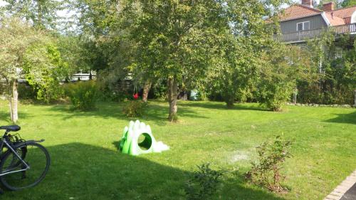 a dog house in the grass in a yard at Bergsvägen Bed & Breakfast in Urshult
