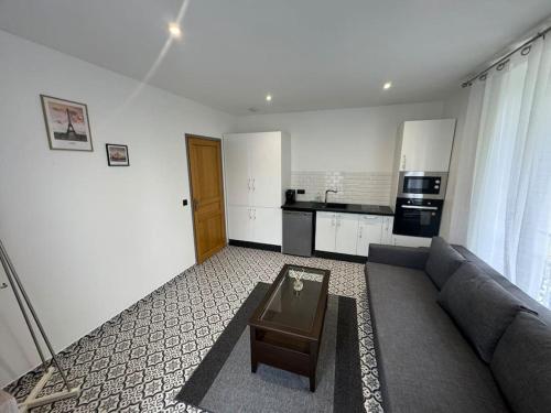 un salon avec un canapé et une table dans l'établissement L'étoile de Seine 77 Appartement 3, à Dammarie-les-Lys