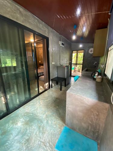 Bazén v ubytování Baan Nork Farmstay บ้านนอก ฟาร์มสเตย์ nebo v jeho okolí