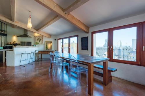 une salle à manger avec une table et des chaises en bois dans l'établissement vue de rêve au vallon des auffes, 13007 marseille, à Marseille