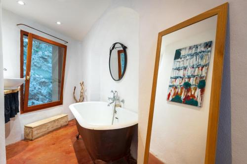 une salle de bain avec un lavabo et un miroir dans l'établissement vue de rêve au vallon des auffes, 13007 marseille, à Marseille