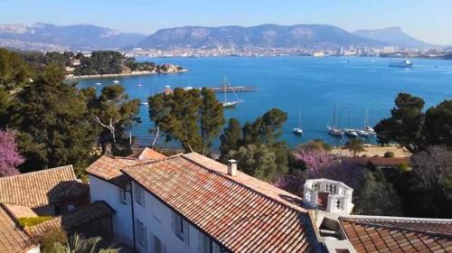 ラ・セーヌ・シュル・メールにあるVilla Les Terrasses Tamaris Les Sablettesの大きな水の景色を望む
