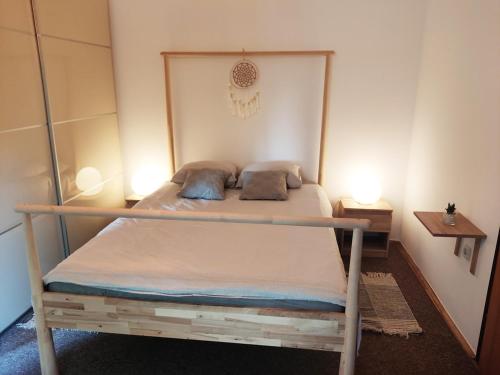 sypialnia z łóżkiem piętrowym i 2 poduszkami w obiekcie Zagreb Creative Apartments APP 4 w Zagrzebiu
