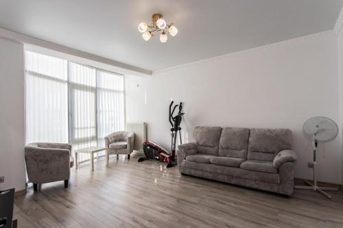 a living room with a couch and a chair at StarRent Albisoara in Chişinău