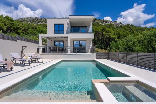 Hillside Villa Paradise with Heated pool, Gym, Fun zone