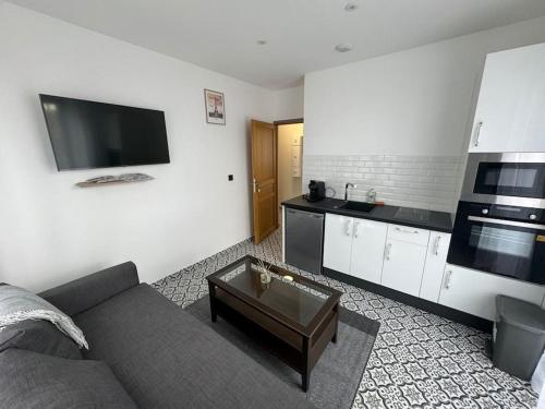 un salon avec un canapé et une table basse dans l'établissement L'étoile de Seine 77 Appartement 4, à Dammarie-les-Lys