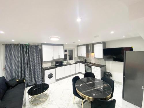 Kuchyň nebo kuchyňský kout v ubytování THE ROYAL BOUTIQUE REGENT LODGE by LONDON , SLEEP 8