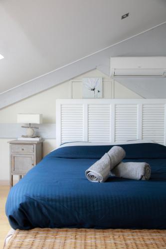- un lit bleu avec 2 serviettes dans l'établissement Duplex en Rooftop vue mer à la Salis, à Antibes