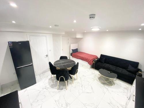 Posezení v ubytování THE ROYAL BOUTIQUE REGENT LODGE by LONDON , SLEEP 8