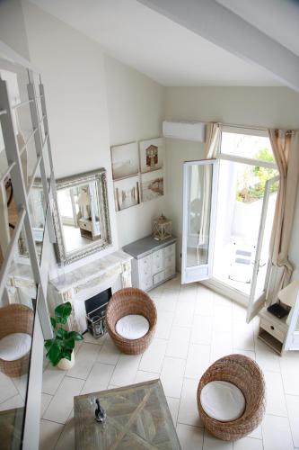 une salle de bain avec deux miroirs et deux chaises et une table dans l'établissement Duplex en Rooftop vue mer à la Salis, à Antibes