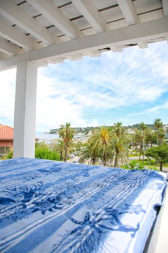 Duplex climatisé avec terrasse vue mer au pied de la plage