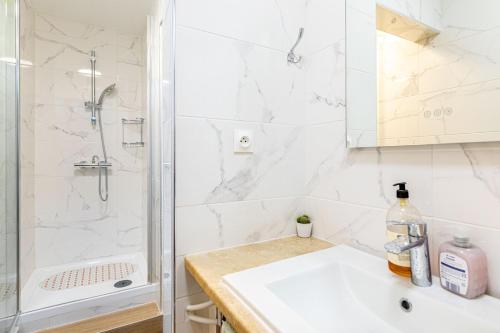 une salle de bain avec douche et lavabo dans l'établissement GuestReady - Bel appartement cosy dans le 3e arr., à Paris