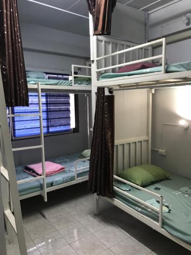 Двухъярусная кровать или двухъярусные кровати в номере Grace Hostel