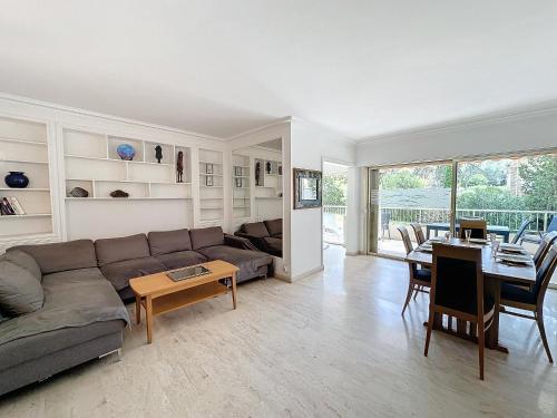 un salon avec un canapé et une table dans l'établissement 130m2 Terrasses, Jardin, 4chambres, Climatisation, à Cannes
