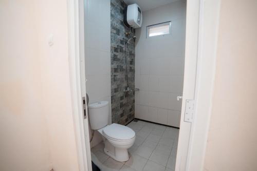 Ένα μπάνιο στο Dalem Jongke by Ubu Villa - 9 Bedrooms Villa in Yogyakarta