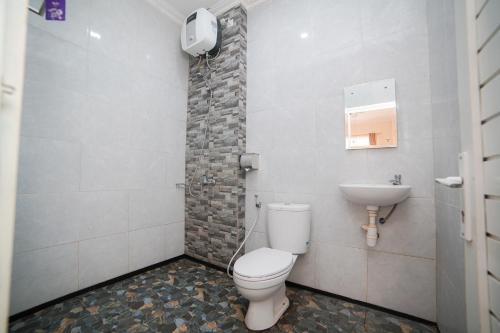 Ένα μπάνιο στο Dalem Jongke by Ubu Villa - 9 Bedrooms Villa in Yogyakarta