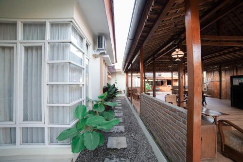 Μπαλκόνι ή βεράντα στο Dalem Jongke by Ubu Villa - 9 Bedrooms Villa in Yogyakarta