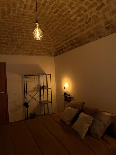 ein Schlafzimmer mit einem großen Bett mit Ziegeldecke in der Unterkunft RADICl BUSSI in Bussi sul Tirino