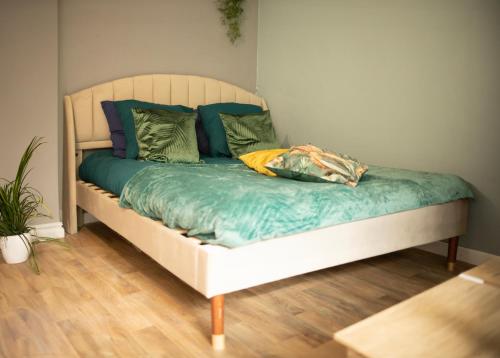 un lit avec des oreillers dessus dans une chambre dans l'établissement Cocon avec spa dans le centre, à Boulogne-sur-Mer