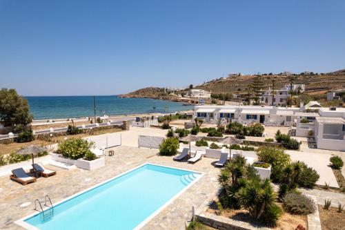 ナウサにあるNaoussa Hotel Paros by Booking Kottasの海辺のスイミングプール(建物あり)