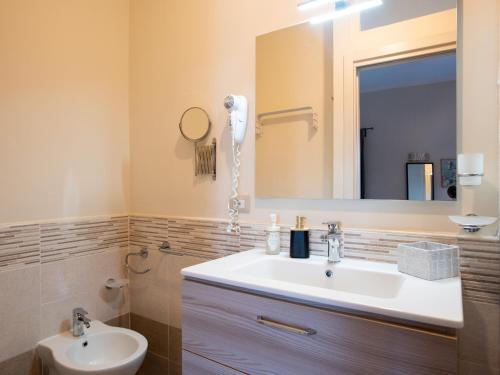 un baño con lavabo y espejo en B&B Dionea, en Santa Maria di Castellabate
