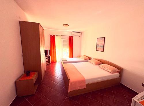 una camera con 2 letti di Guesthouse MB Knezevic a Budua