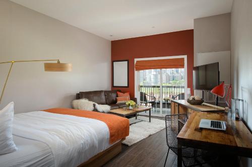 Katil atau katil-katil dalam bilik di Ravel Hotel Trademark Collection by Wyndham